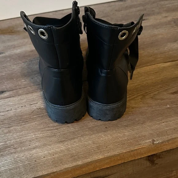 Black Pearl Embellished Women's Boots - Picture 4 of 6